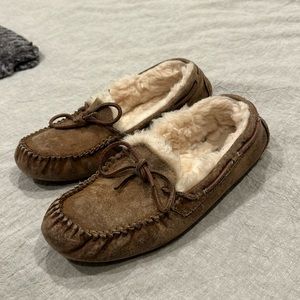 women’s ugg dakota moccasin size 9